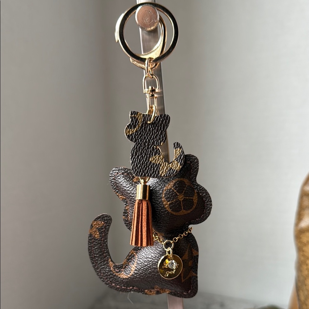 Gold and Brown Cat 🐈 Shape Design Keychain.